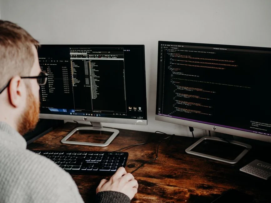 why-choose-us Osoba koristi laptop na otvorenom po sunčanom danu, prikazujući stil života digitalnog nomada.